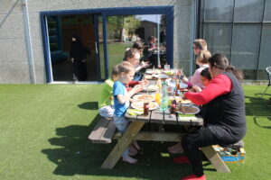 Struisvogels, pannenkoeken en lachende gezichten