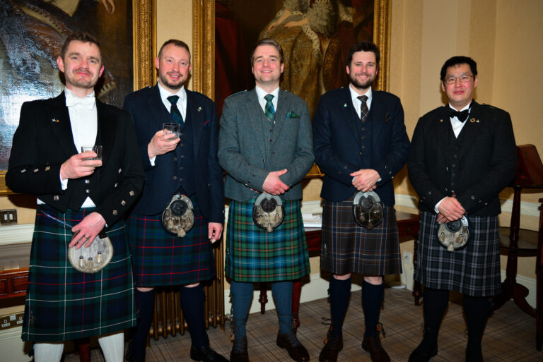 Leden van JCI Lier in kilt in Aberdeen