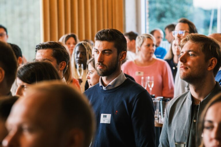 Jonge professionals luisteren geboeid naar een keynote