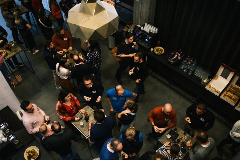 Netwerkreceptie van bovenaf: groepjes mensen in gesprek